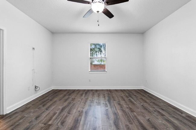 Building Photo - Spacious 4-Bed / 2-Bath Home with 3-Car Garage in Apopka with Modern Touches!