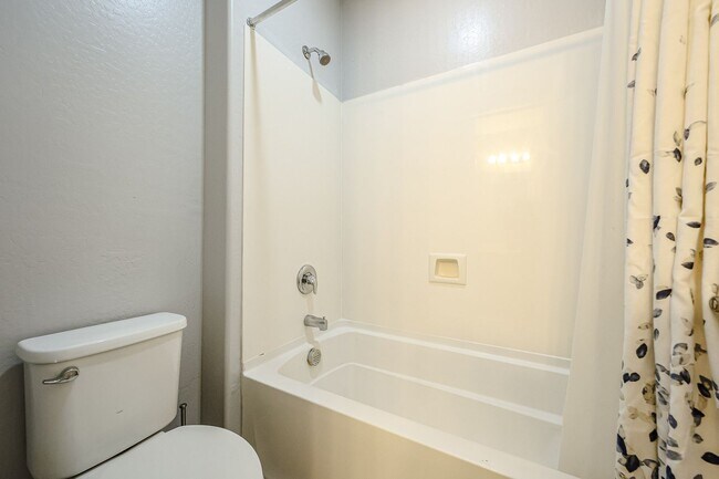 Building Photo - Beautiful 5bedrooms-2Baths Modern Style Home!