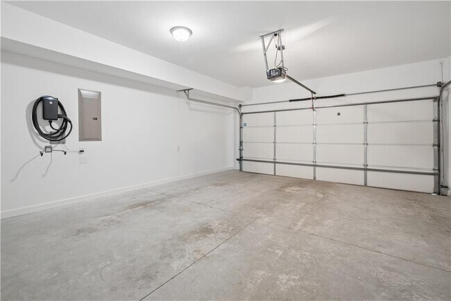 Building Photo - 323 Patterson Way N E