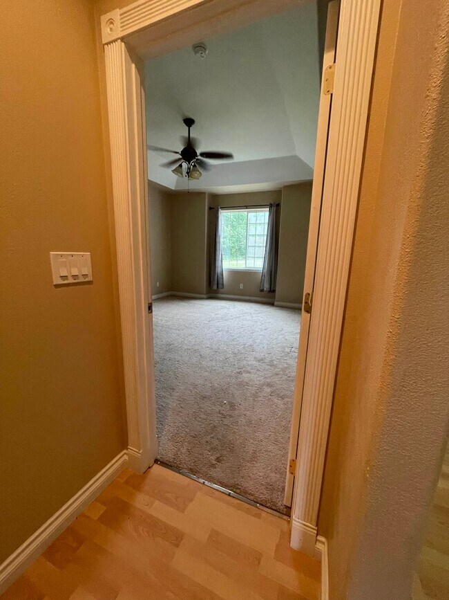 Building Photo - Beautiful 3 Bedroom Single Family Home With 2 Car Garage!