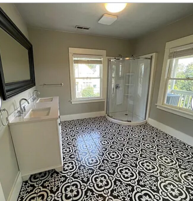 Building Photo - 4-Bedroom Home in SW Portland! Hardwood floors, spacious deck, full basement, separate entry for ...