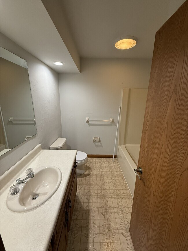 Building Photo - 1613 W 45th St
