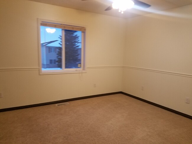 Building Photo - Great 2 bedroom, 1.5 bath townhome found a...