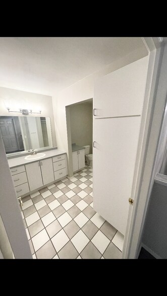 Building Photo - 2457 N Lynndale Dr