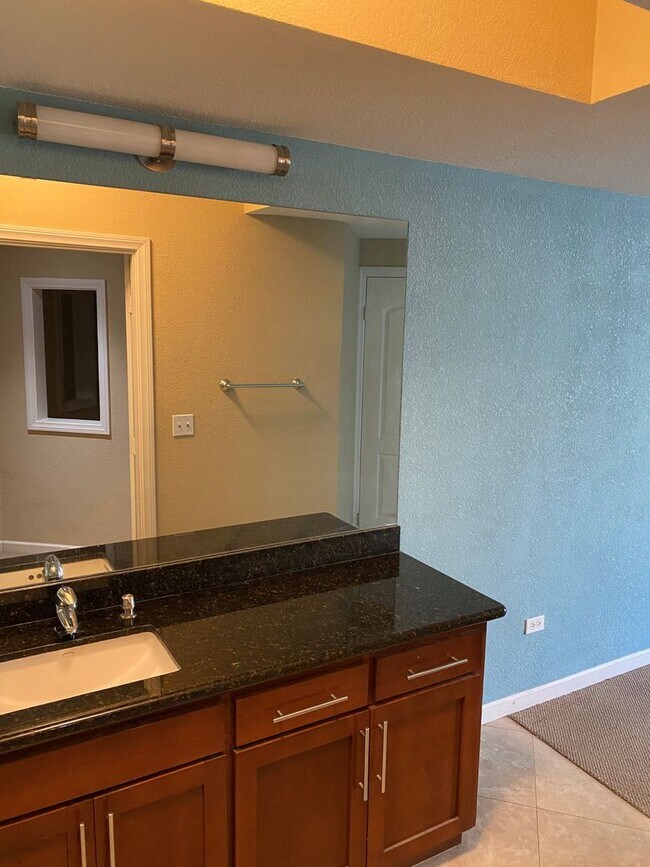 Building Photo - Dual Master 2 Bed 2.5 Bath - Walk-up townhouse at Atria!