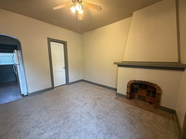 Building Photo - 312 W 9th Ave