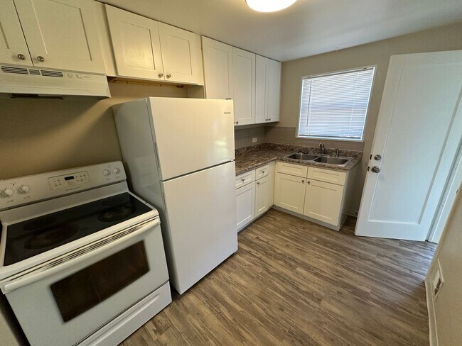 Building Photo - Recently updated 2-bedroom, 1-bath unit in a well-maintained Englewood fourplex w/ a shared yard!...