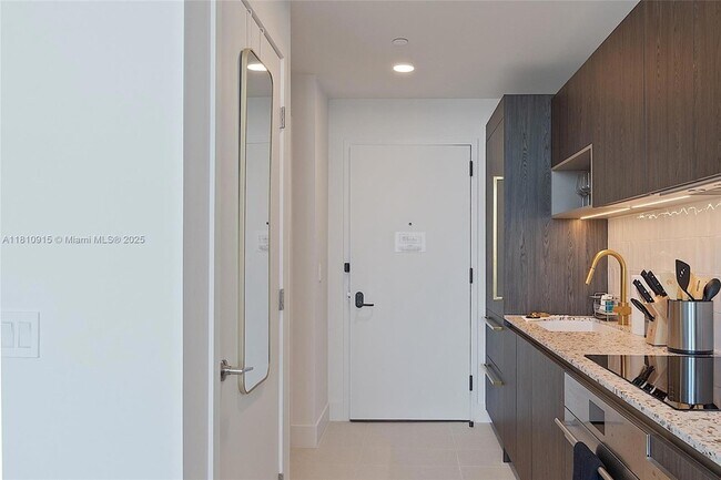 Building Photo - 601 NE 1st Ave