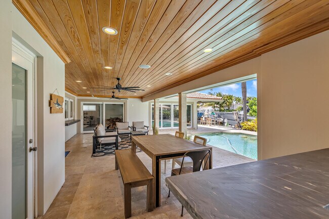 Building Photo - 2471 NE 46th St