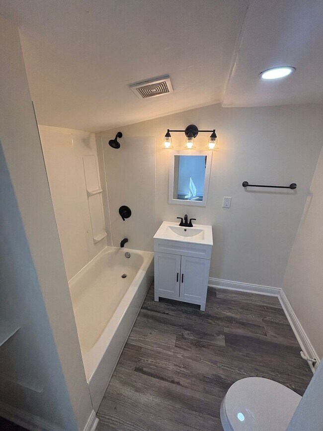 Building Photo - 715 1/2-570-572 E Main St