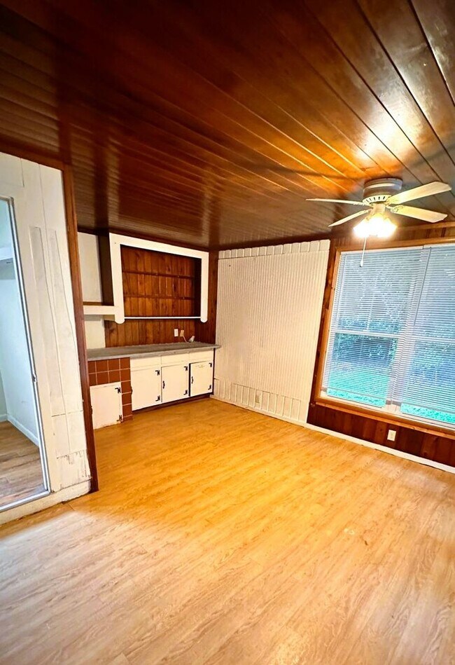 Building Photo - 1007 Flamingo Dr