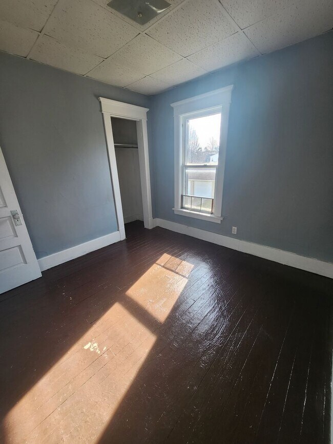 Building Photo - Upper 2 bedroom apartment