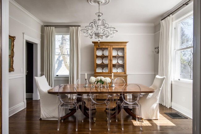 Building Photo - Elegant Fully Furnished 4BR/3.2BA Classic ...