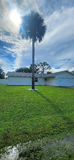 Building Photo - 2404 Pine Tree Dr