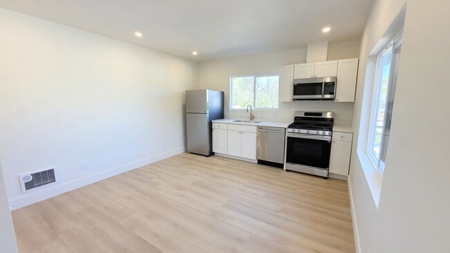 Building Photo - 1733 Magazine St