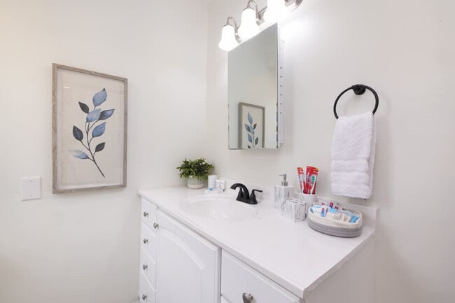 Building Photo - 415 Short St