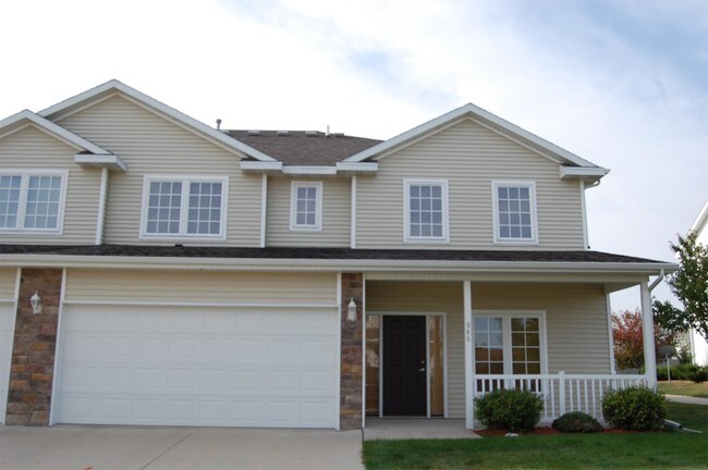 Building Photo - 946 Red Hawk Way SE