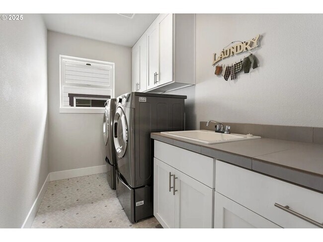 Building Photo - 4093 SE Reed Dr