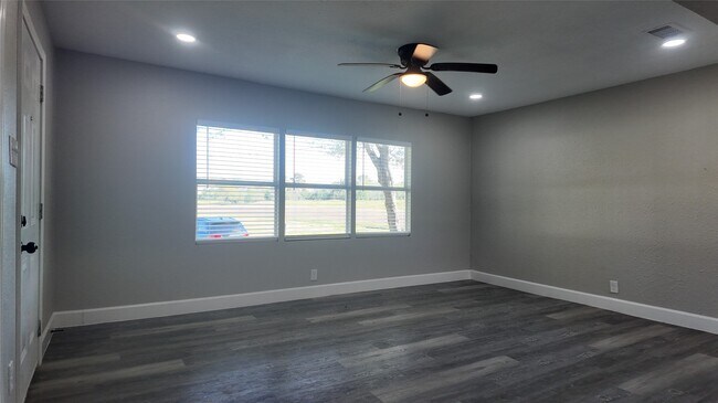 Building Photo - 917 Temple Dr