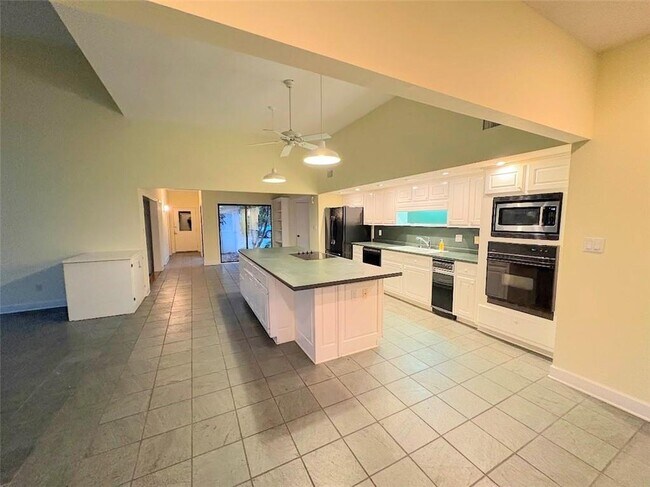 Building Photo - 2939 Rivercrest Dr