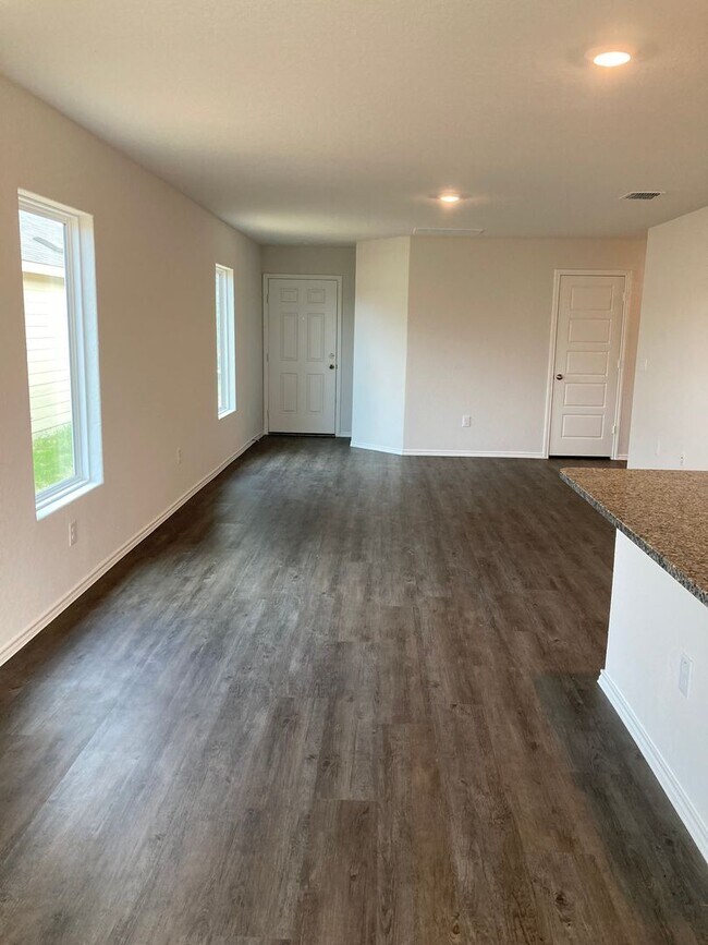 Building Photo - 3 Bedroom/2 Bathroom Lonesome Dove