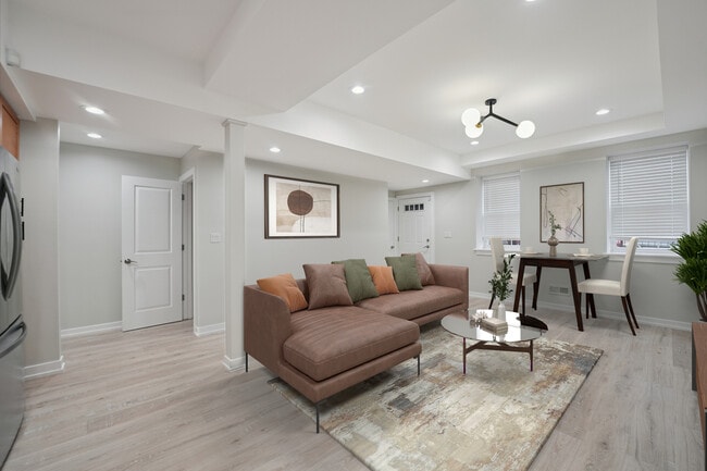 Building Photo - 1635 W Warren Blvd