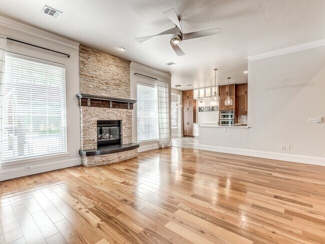 Building Photo - Fantastic home in the Fairways at Surrey H...
