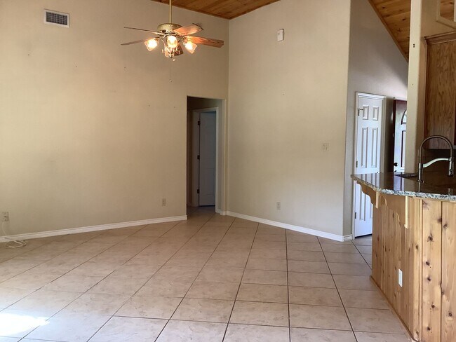 Building Photo - 409 S Rhomberg St