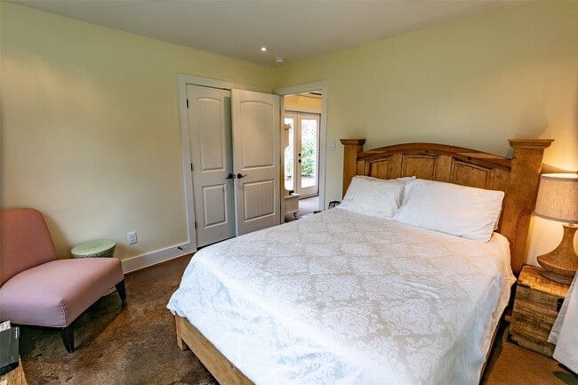 Building Photo - 404 N Meyersville Rd