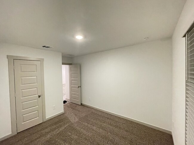 Building Photo - 618 Hidden Brk Dr