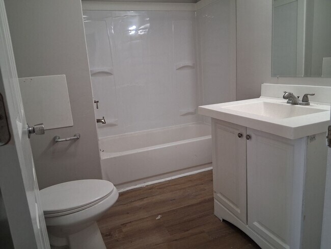 Building Photo - 530 Columbia Ave