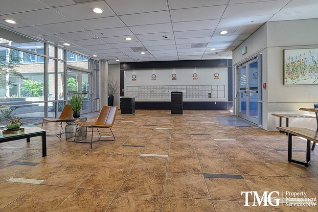 Building Photo - 2 Bed 2 Bath Downtown 3rd Floor Condo Wate...