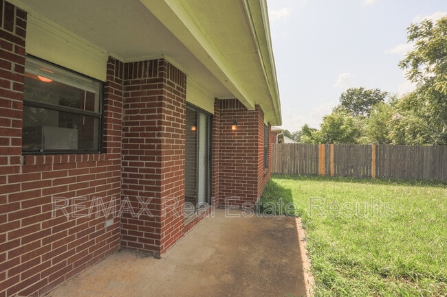 Building Photo - 2223 W Roselawn St