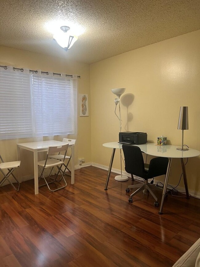 Building Photo - Fully Furnished 1-Bedroom Retreat in Windm...