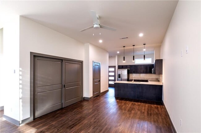 Building Photo - 303 Park St