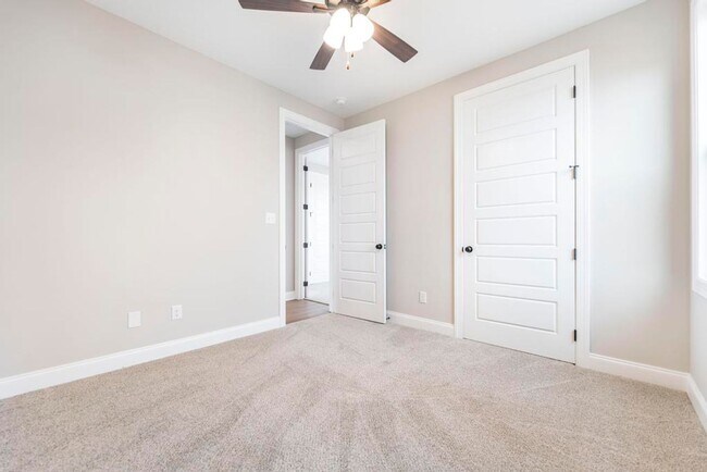 Building Photo - 402 Otters Rdg Dr