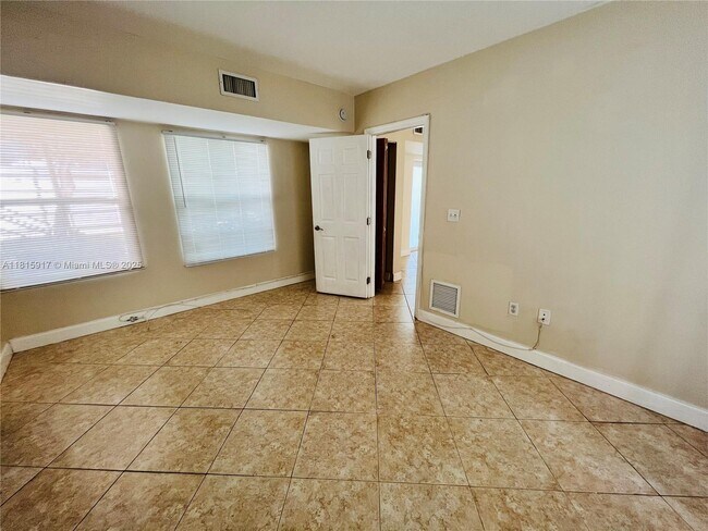 Building Photo - 950 Bay Dr