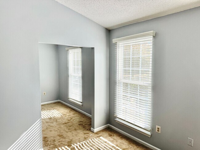 Building Photo - GORGEOUS COLONIAL IN WOODBRIDGE!