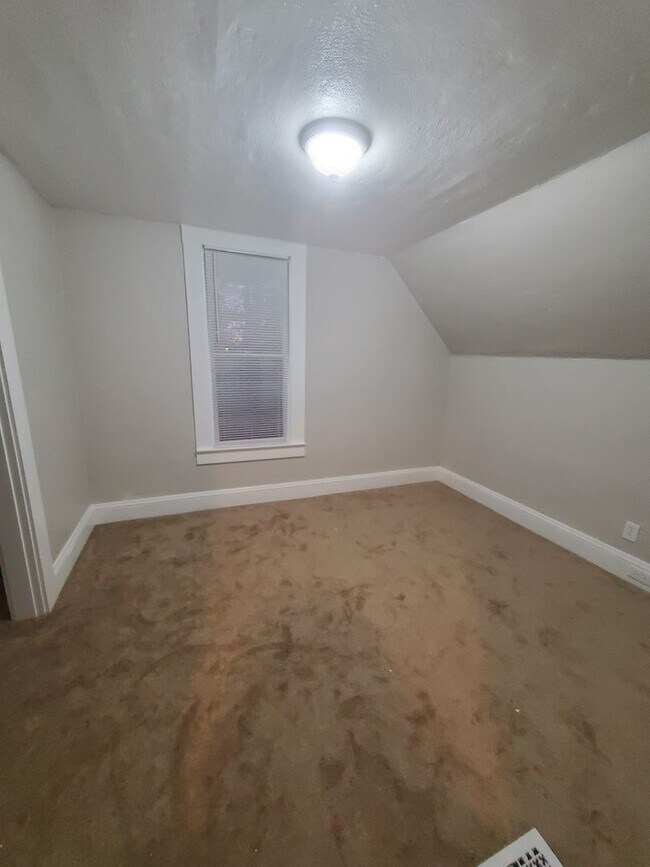 Building Photo - ** Charming 2 Story *Newly Renovated***