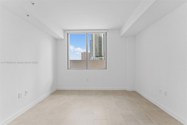 Building Photo - 2150 N Bayshore Dr