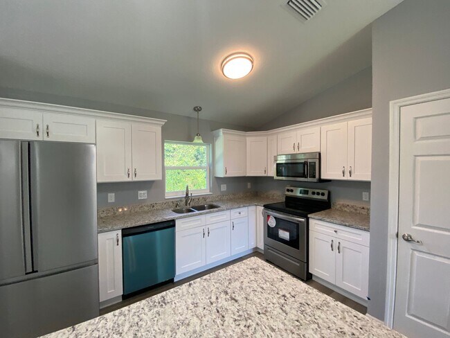 Building Photo - Desirable SW Ocala Neighborhood 3/2/2 **WON'T LAST**