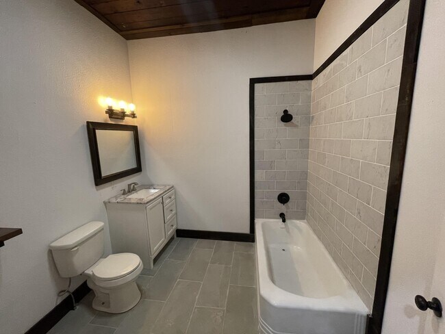 Building Photo - 112 Yates St