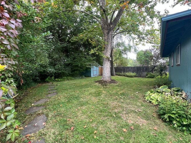 Building Photo - Comfy, four bedroom home in East Medford |...