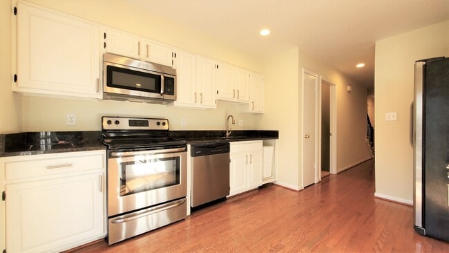 Building Photo - Fabulous 3BR/3.5BA Potomac Townhome, in In...