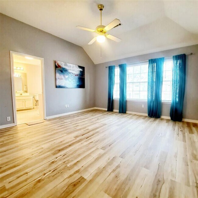 Building Photo - 1365 El Camino Village Dr