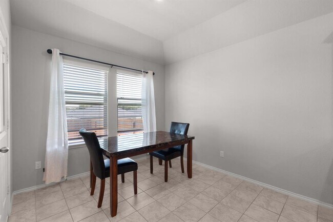Building Photo - 1321 Lindsey Dr