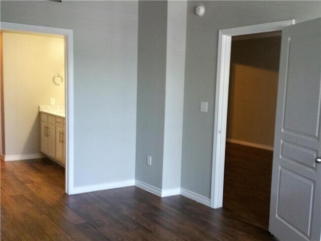 Building Photo - 400 1/2 Rio Grande St