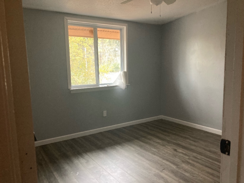 Building Photo - 100 Lewis Dr