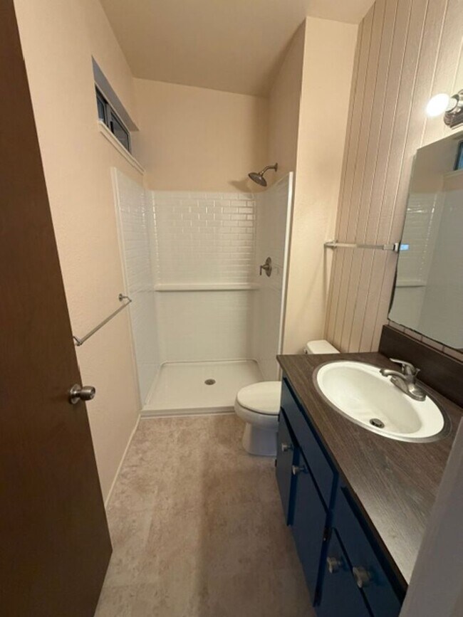 Building Photo - 557 Villanova Dr