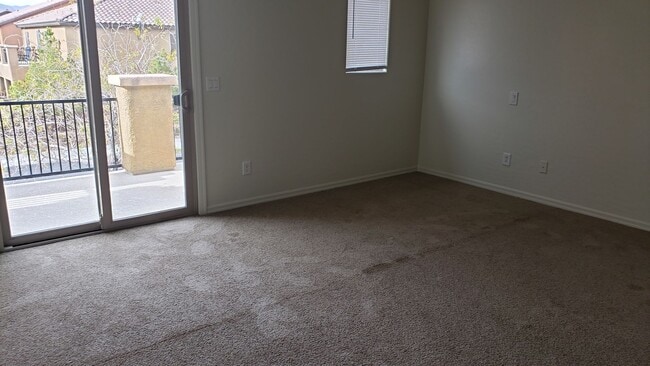 Building Photo - Spacious floorplan